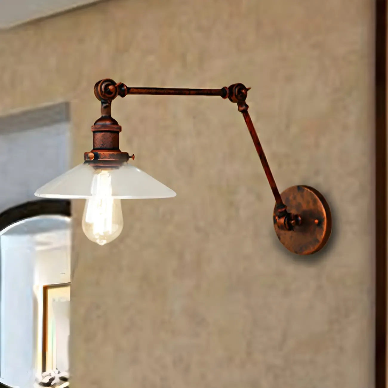 Lampada da parete industriale con braccio orientabile in ottone anticato e vetro