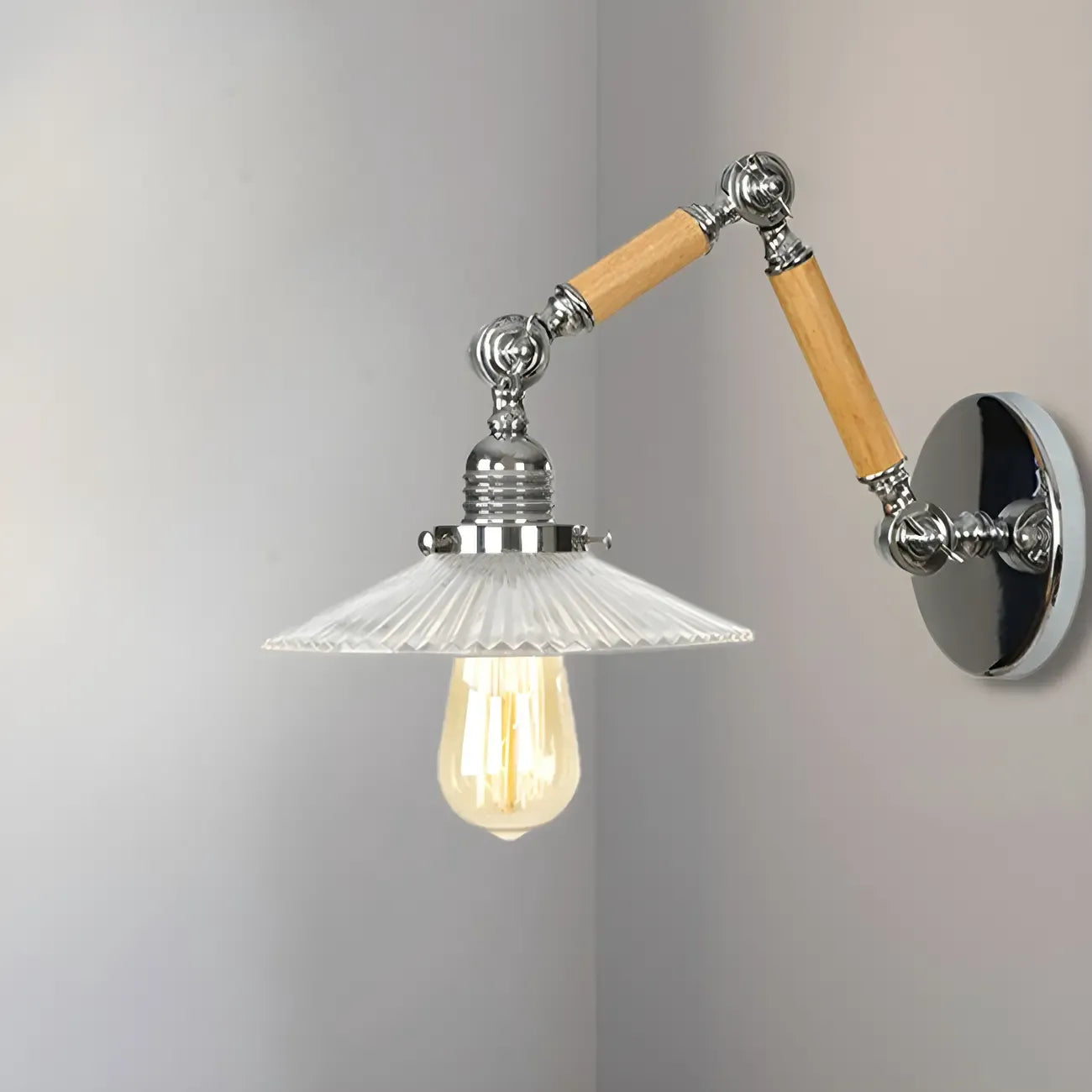 Applique murale industrielle brillante à bras articulé avec abat-jour en verre ondulé
