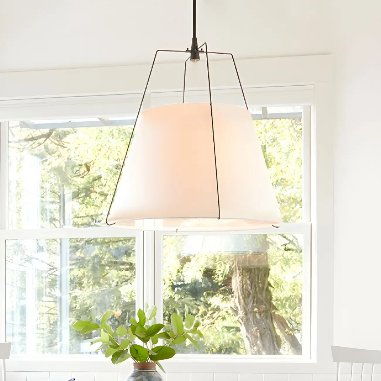 Lustre minimaliste en métal et tissu blanc
