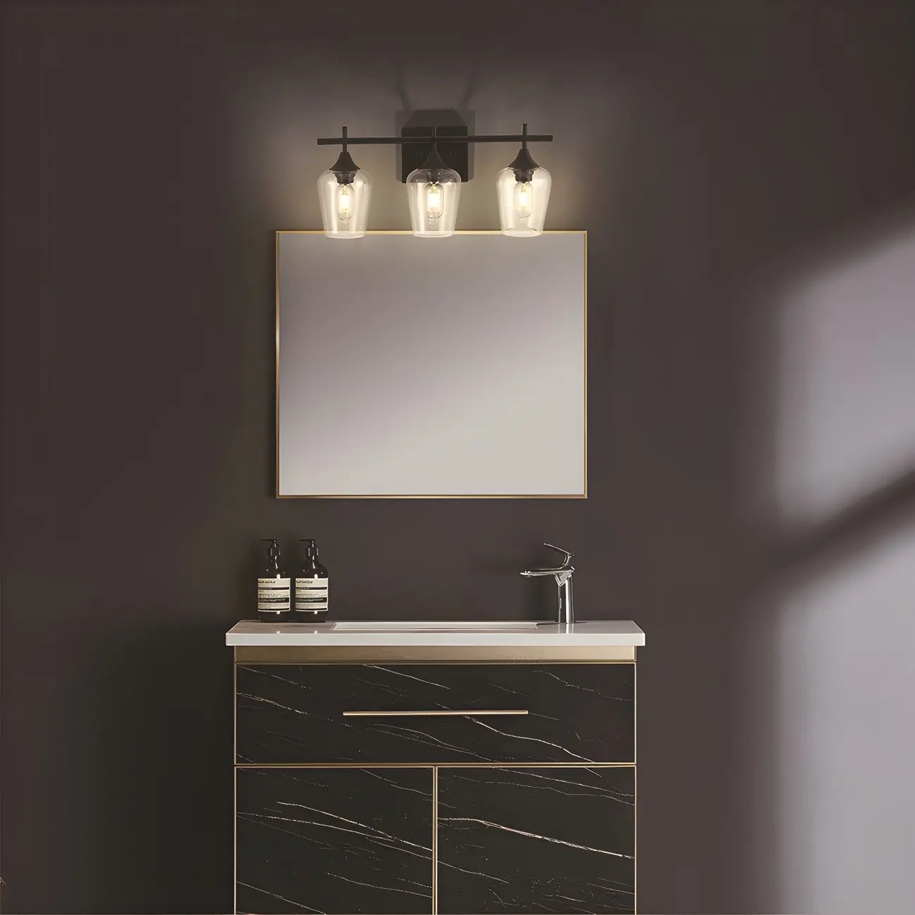 Applique da bagno a 3 luci in stile industriale con paralume in vetro e LED