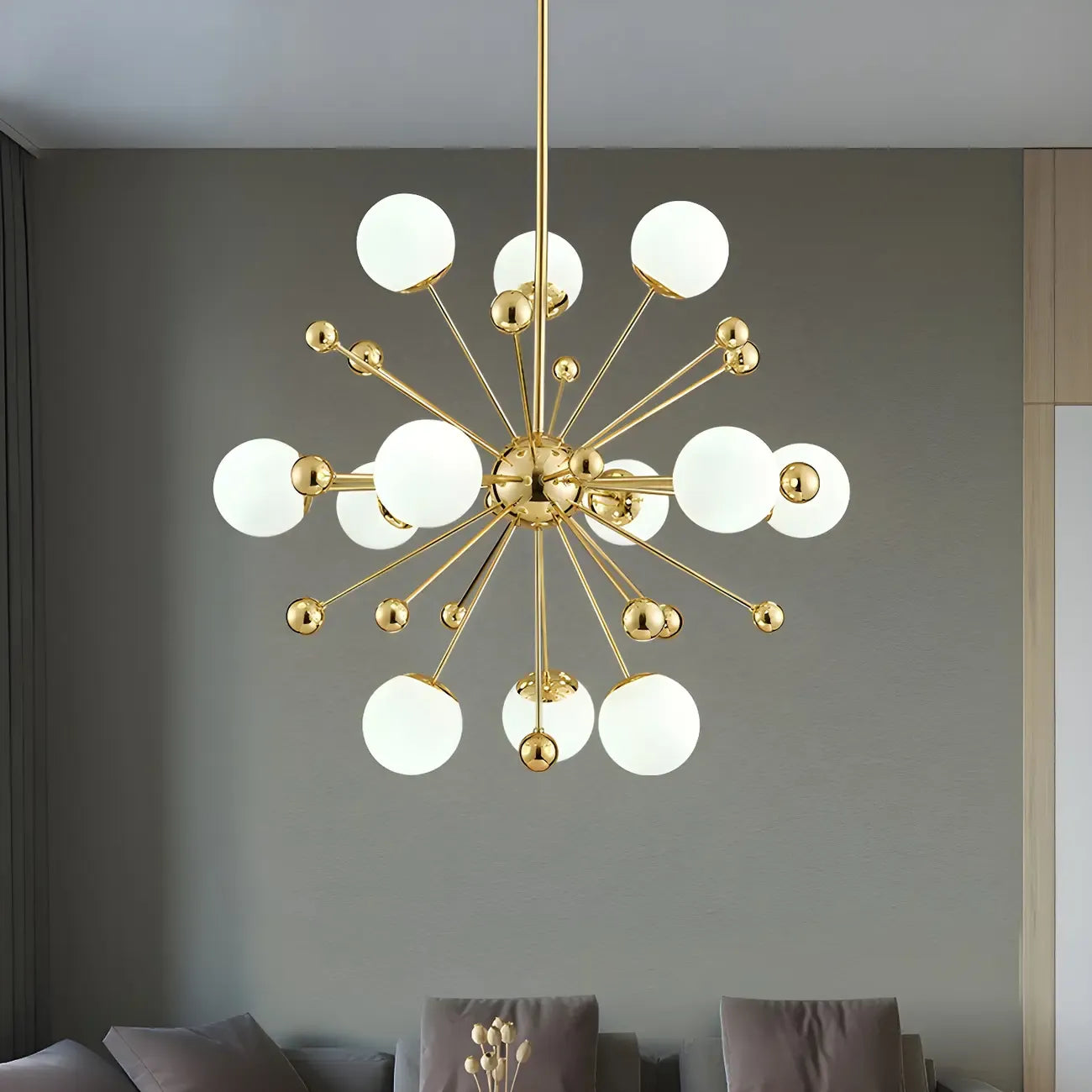 Lustre Sputnik moderne à 12 lumières en verre blanc avec tiges de suspension dorées