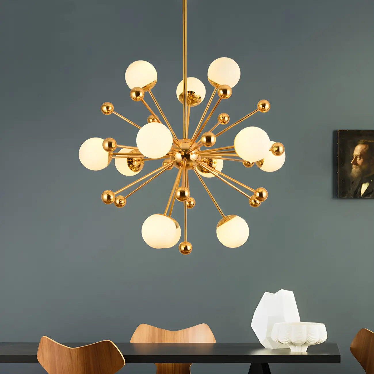 Lustre Sputnik moderne à 12 lumières en verre blanc avec tiges de suspension dorées