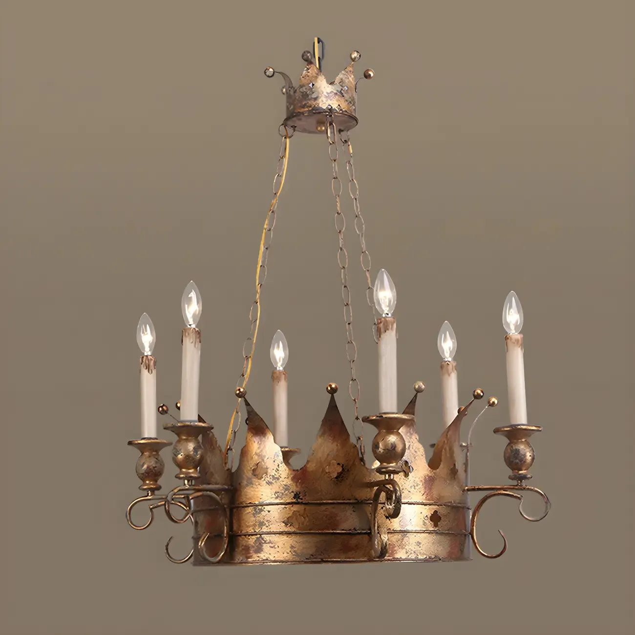 Lustre royal en fer forgé à couronne dorée