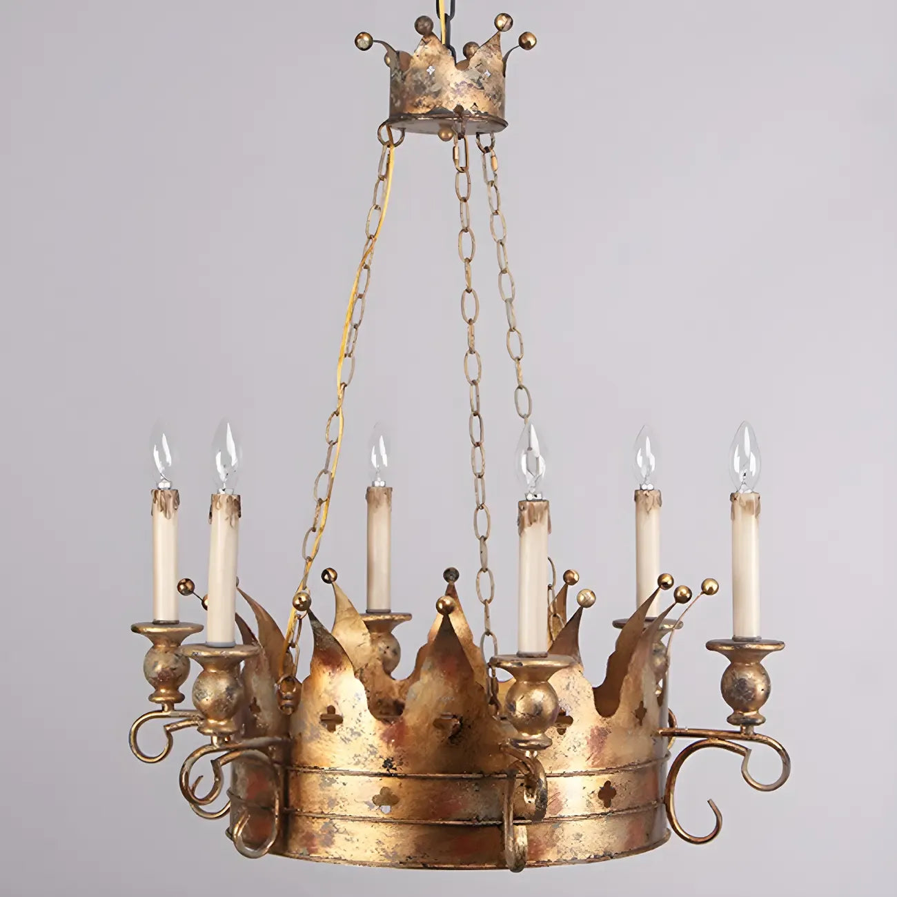 Lustre royal en fer forgé à couronne dorée