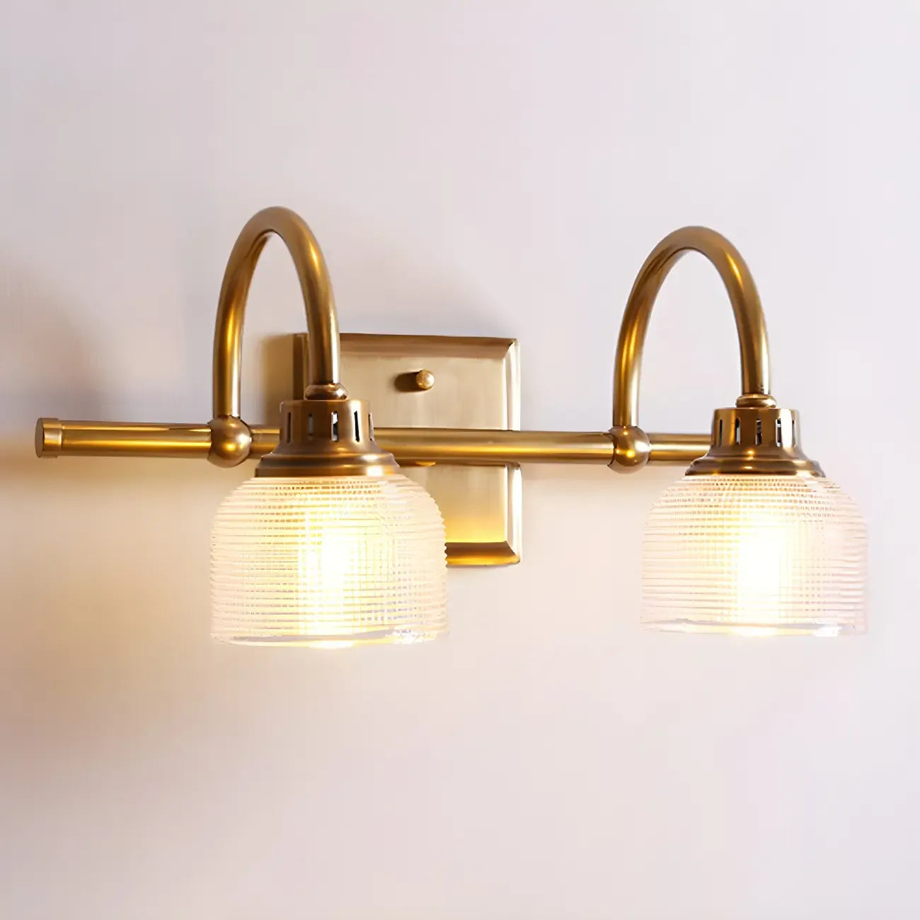 Appliques de salle de bain en laiton glamour avec abat-jour en verre prismatique