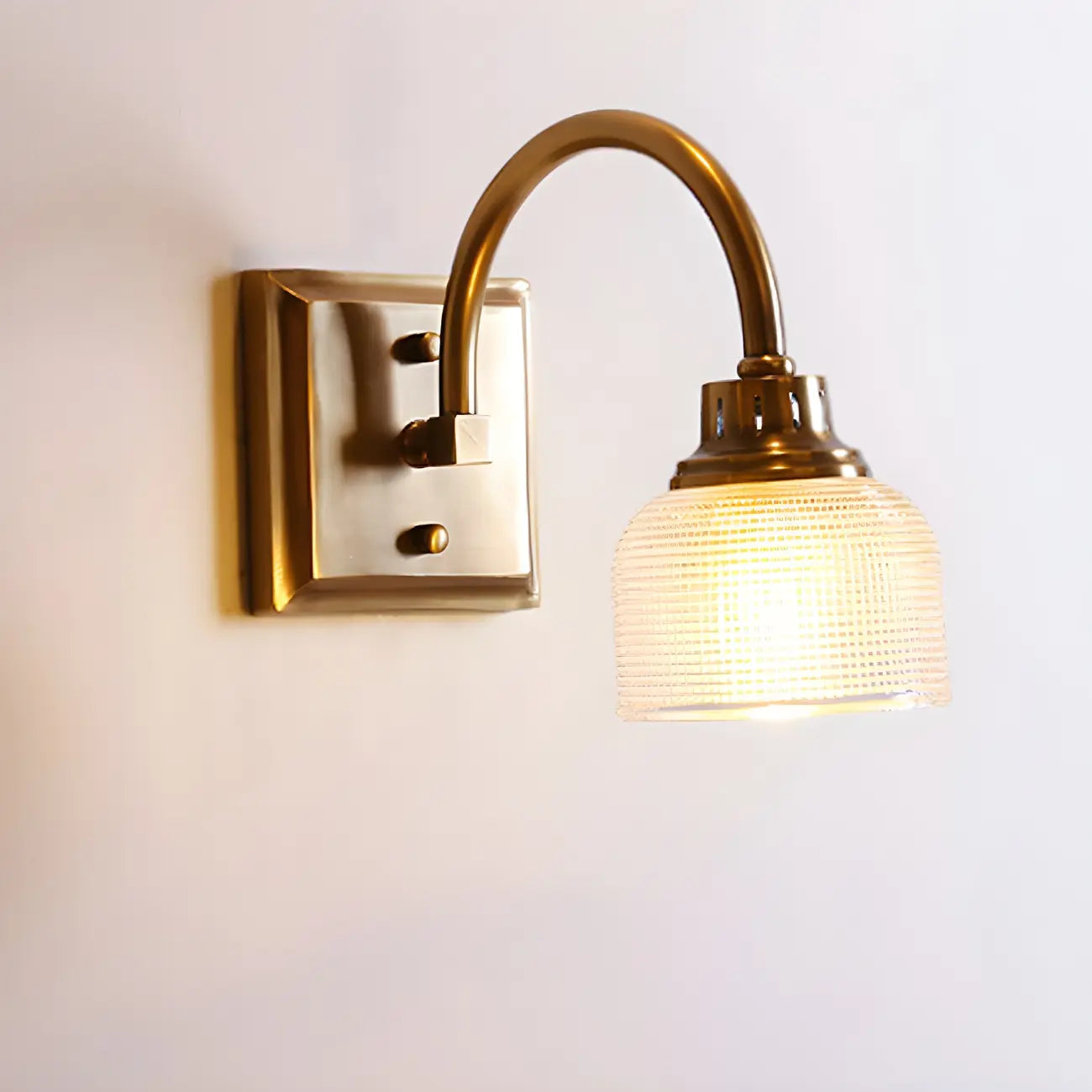 Appliques de salle de bain en laiton glamour avec abat-jour en verre prismatique