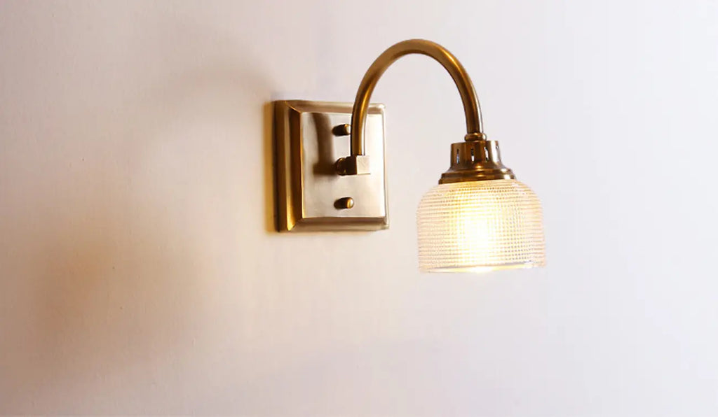 Appliques de salle de bain en laiton glamour avec abat-jour en verre prismatique