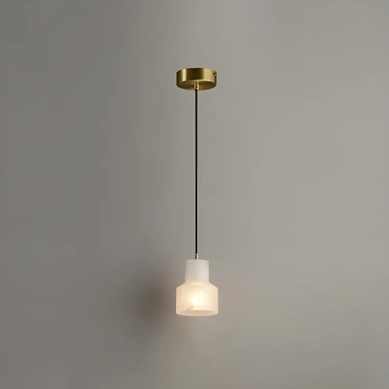 Suspension minimaliste en albâtre blanc, forme globe.
