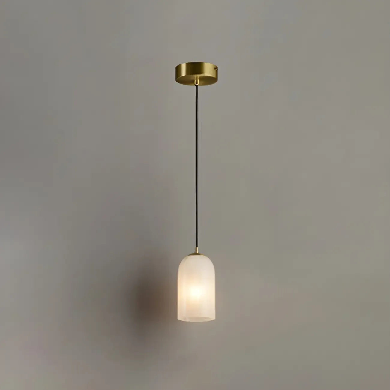 Suspension minimaliste en albâtre blanc, forme globe.