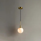 Suspension minimaliste en albâtre blanc, forme globe.