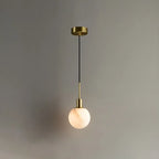 Suspension minimaliste en albâtre blanc, forme globe.