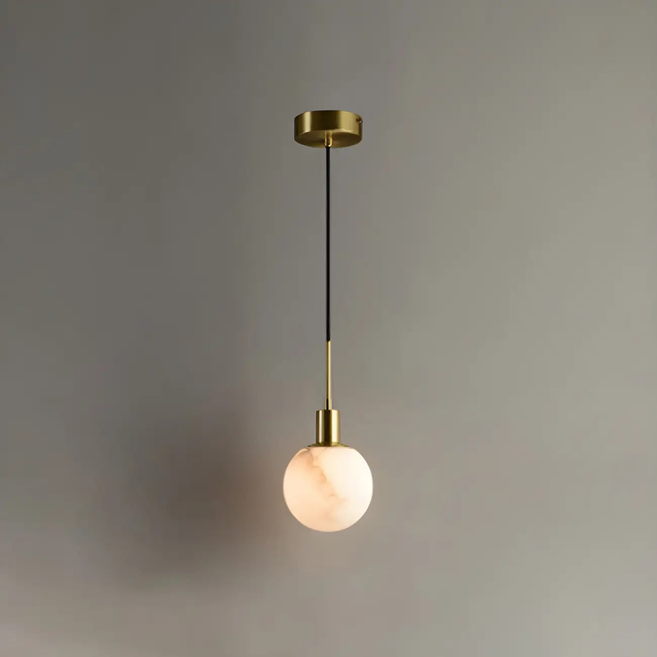 Suspension minimaliste en albâtre blanc, forme globe.
