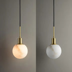 Suspension minimaliste en albâtre blanc, forme globe.