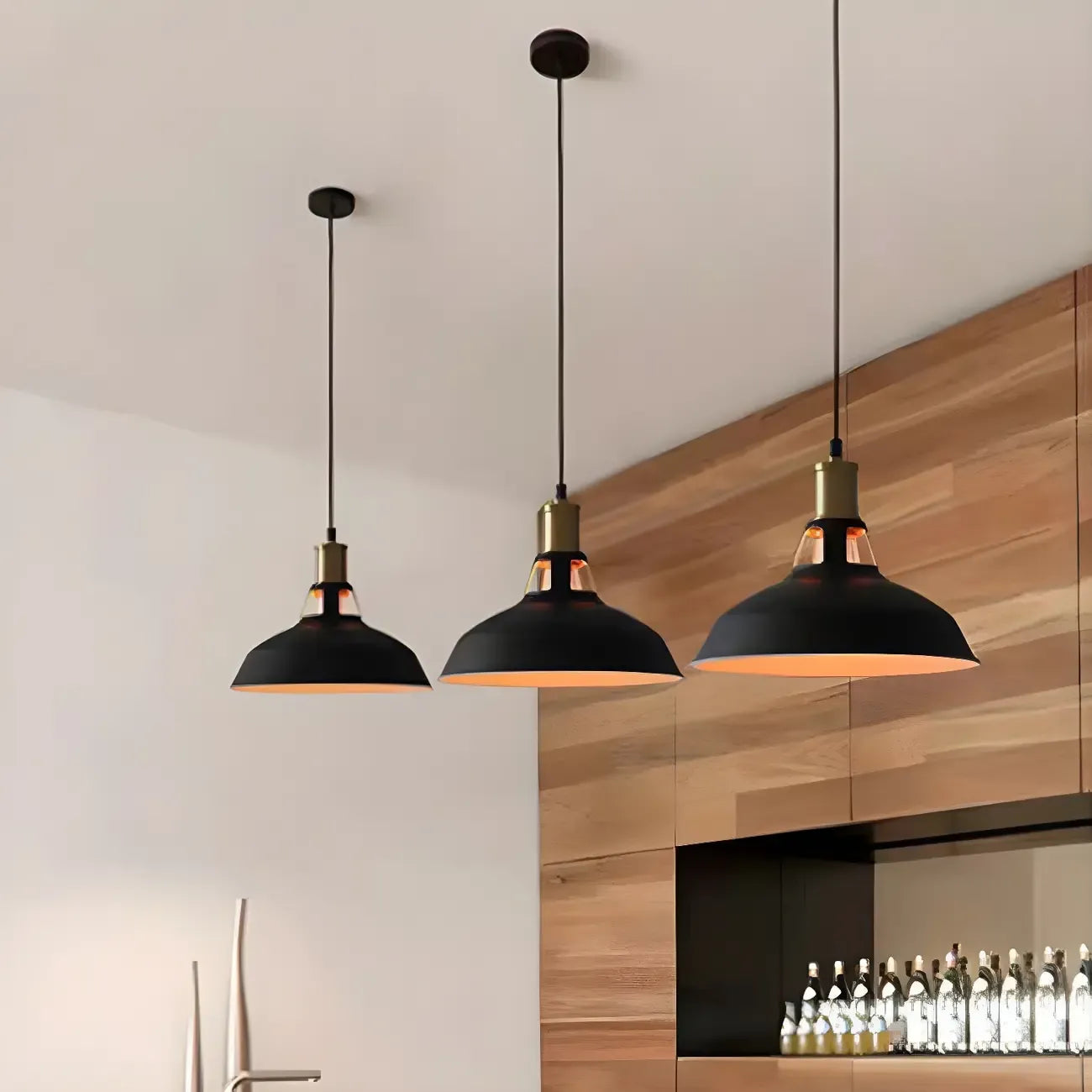 Suspension industrielle à une lumière en fer noir et doré, style grange