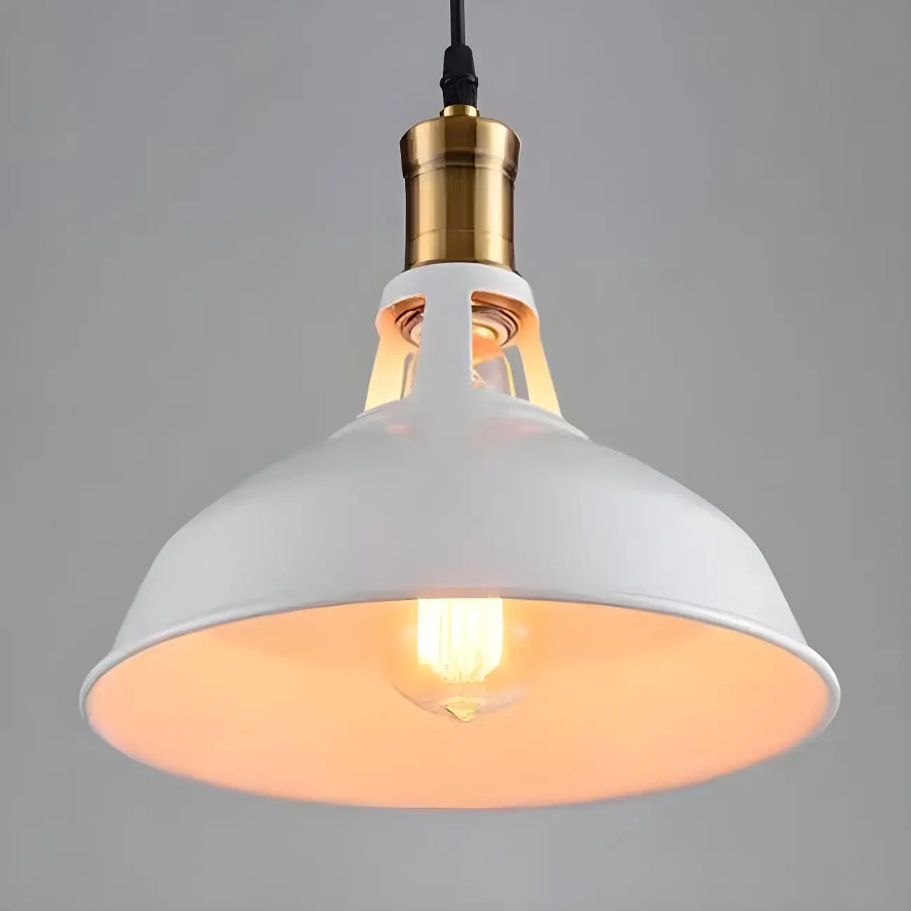Suspension industrielle à une lumière en fer noir et doré, style grange