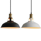Suspension industrielle à une lumière en fer noir et doré, style grange