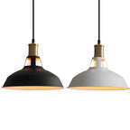 Suspension industrielle à une lumière en fer noir et doré, style grange