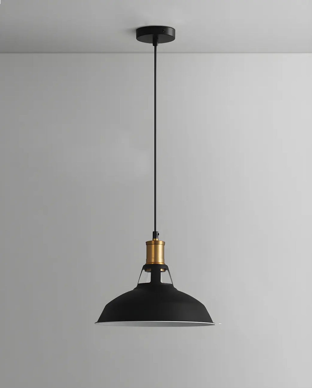 Suspension industrielle à une lumière en fer noir et doré, style grange