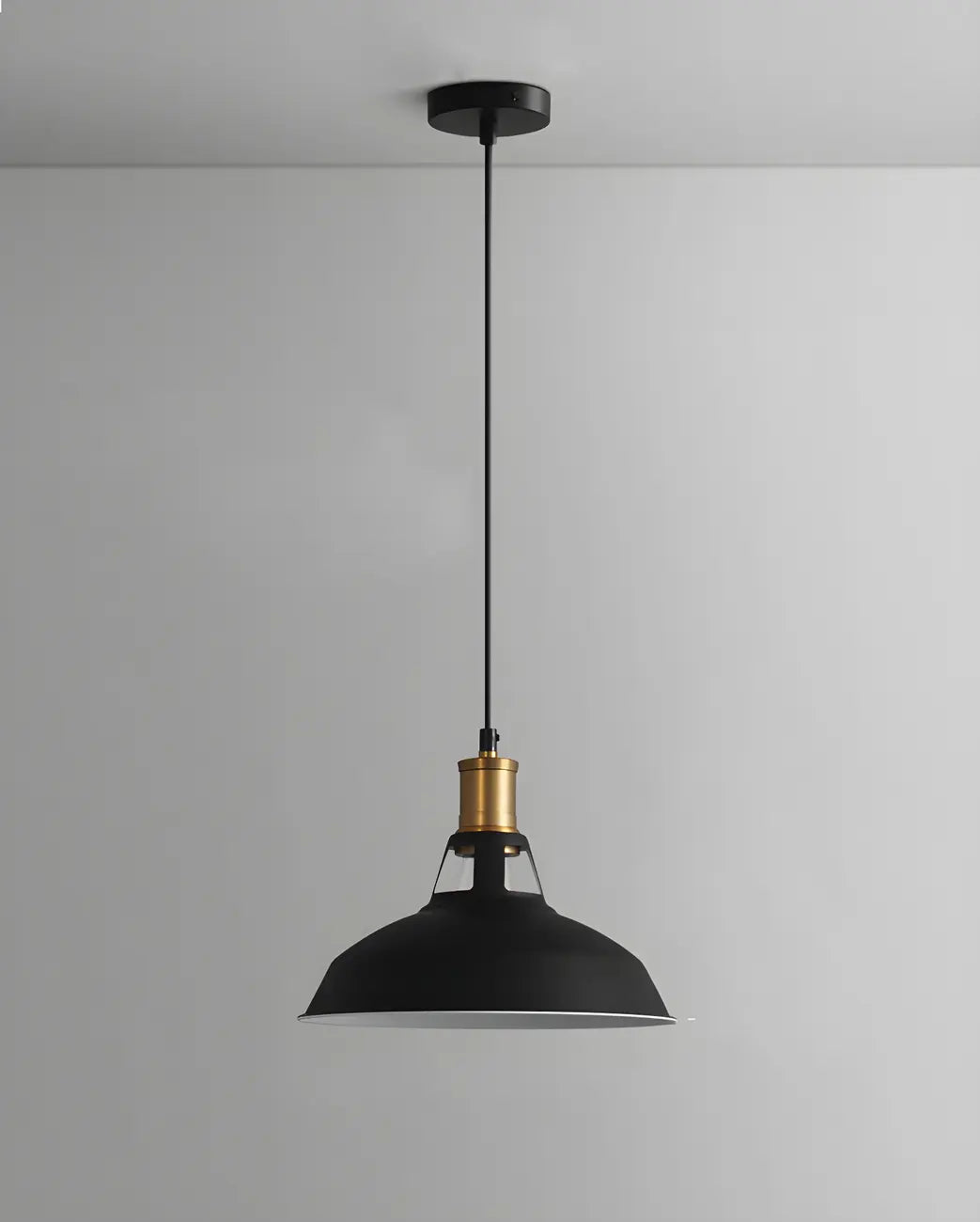Suspension industrielle à une lumière en fer noir et doré, style grange