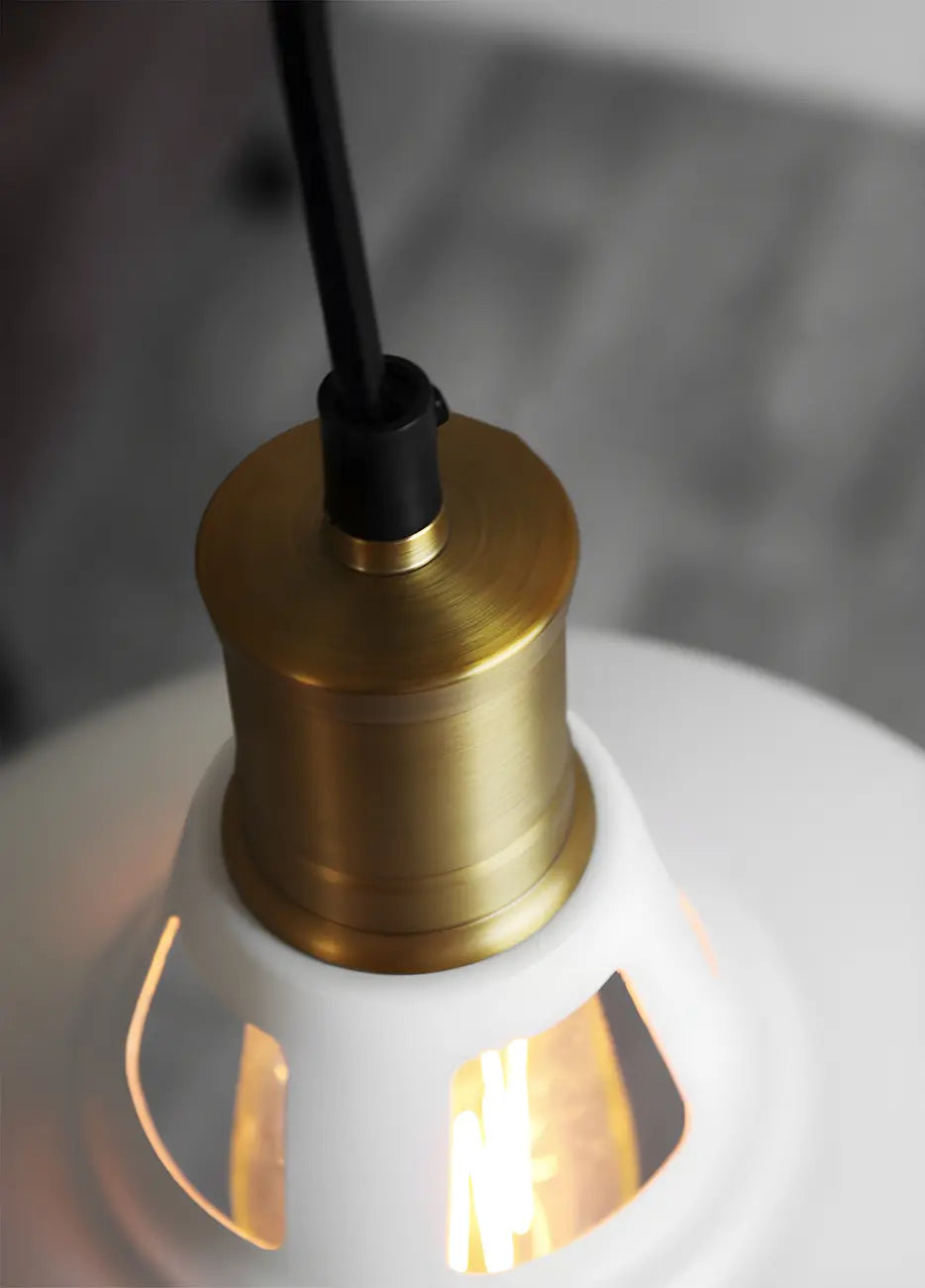 Suspension industrielle à une lumière en fer noir et doré, style grange