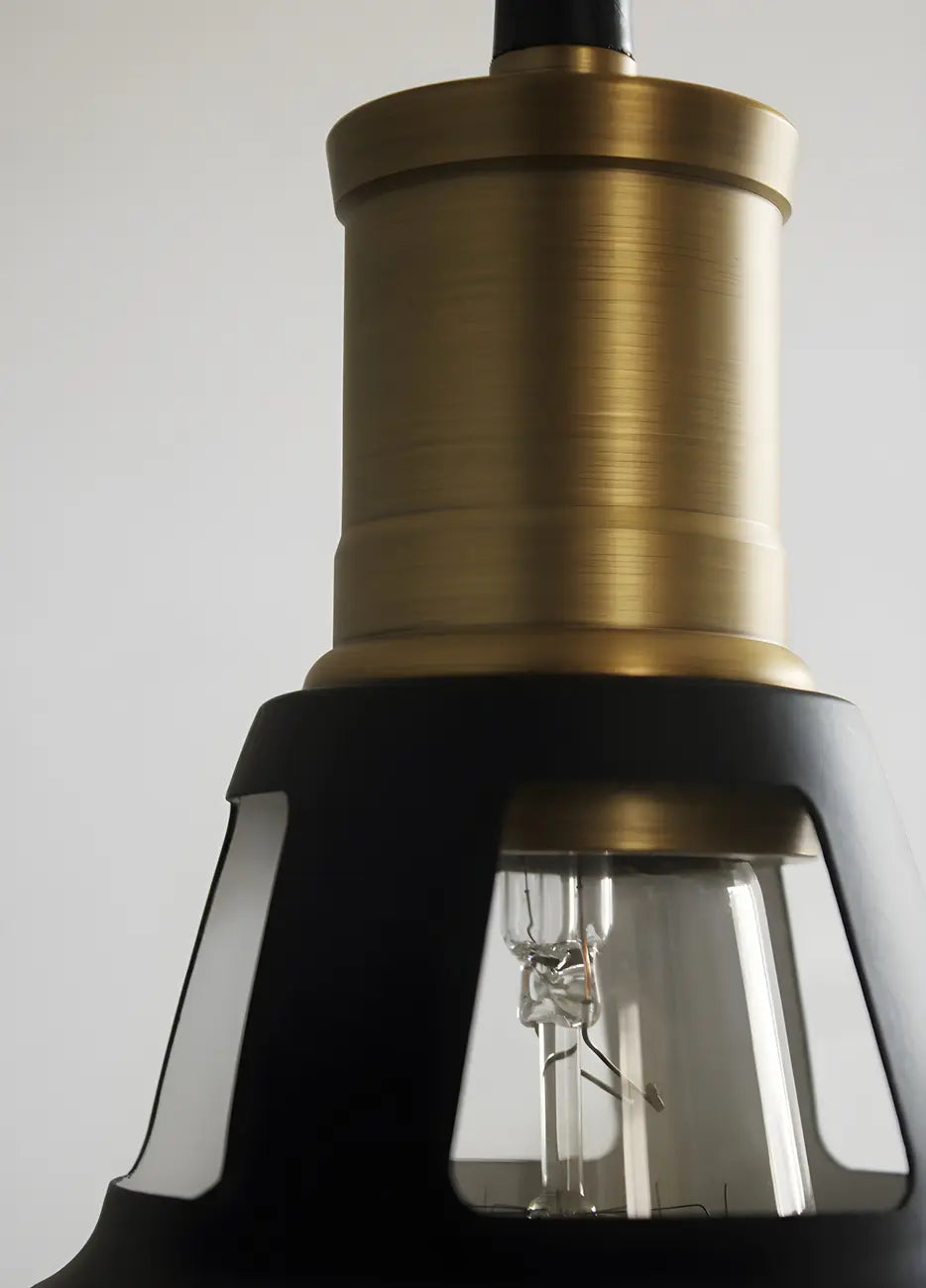Suspension industrielle à une lumière en fer noir et doré, style grange