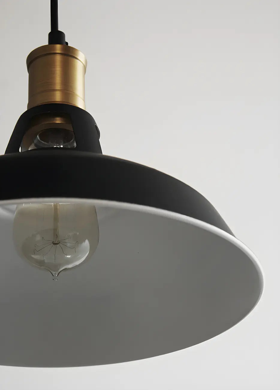 Suspension industrielle à une lumière en fer noir et doré, style grange