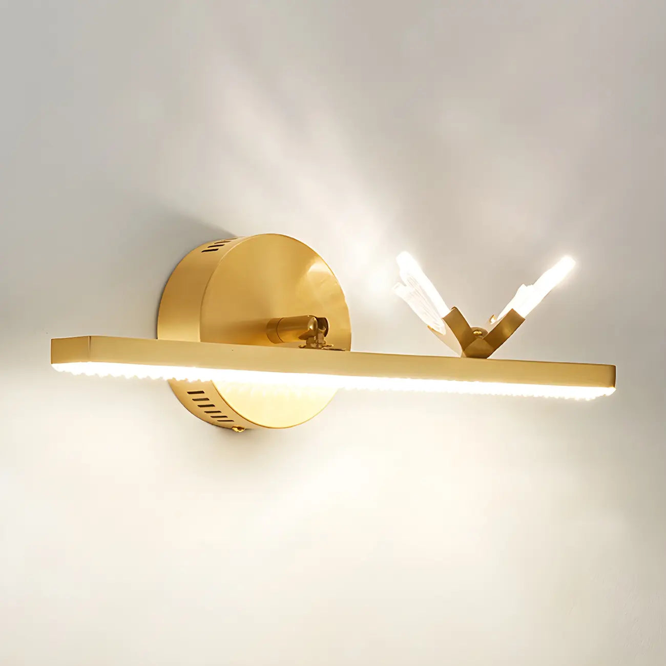 Applique murale LED linéaire élégante avec accent doré pour salle de bain