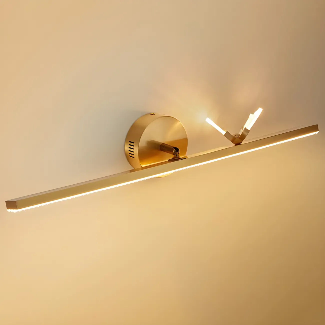Applique murale LED linéaire élégante avec accent doré pour salle de bain
