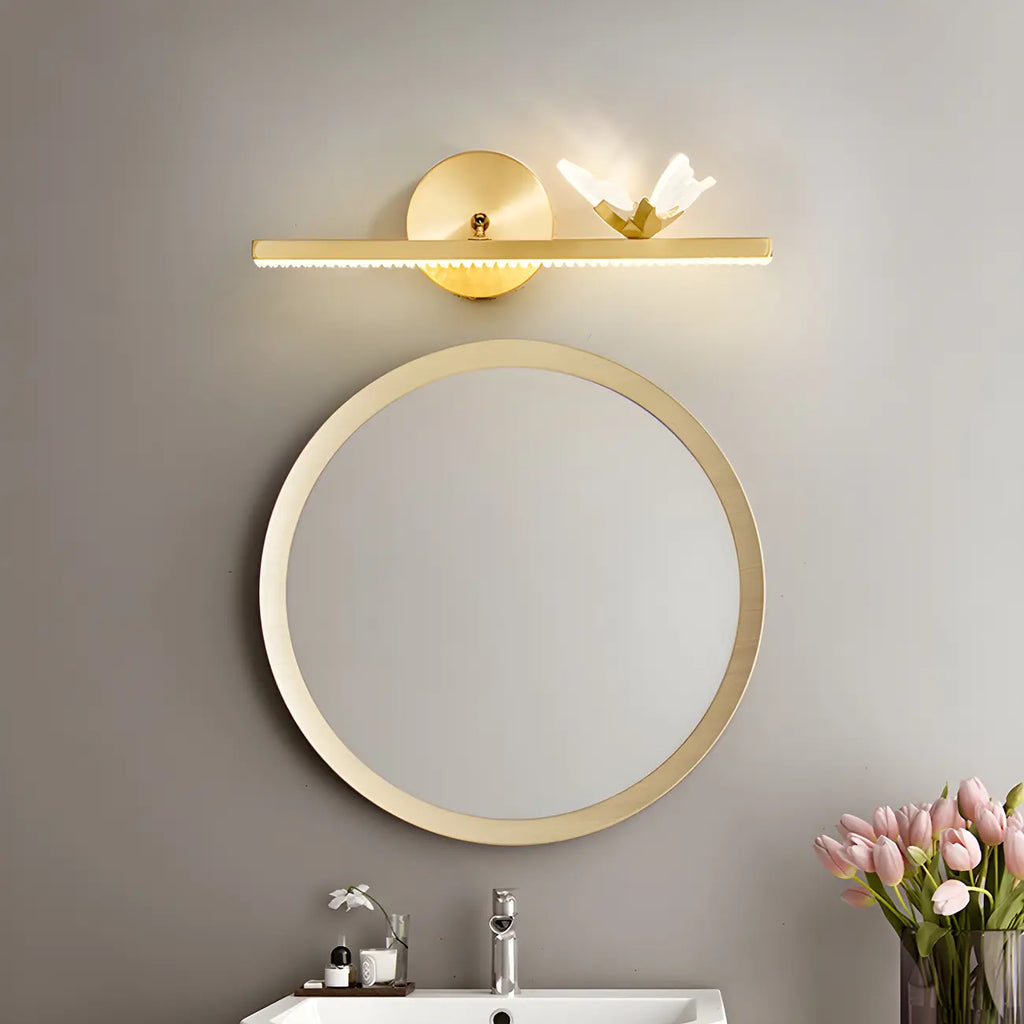 Applique murale LED linéaire élégante avec accent doré pour salle de bain