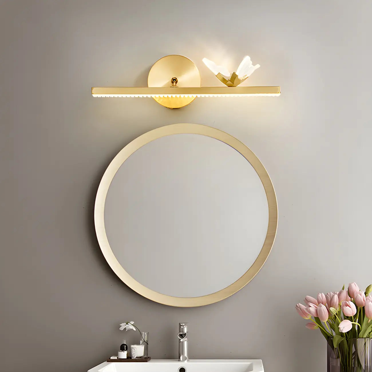 Applique murale LED linéaire élégante avec accent doré pour salle de bain