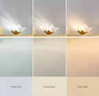 Applique murale LED linéaire élégante avec accent doré pour salle de bain