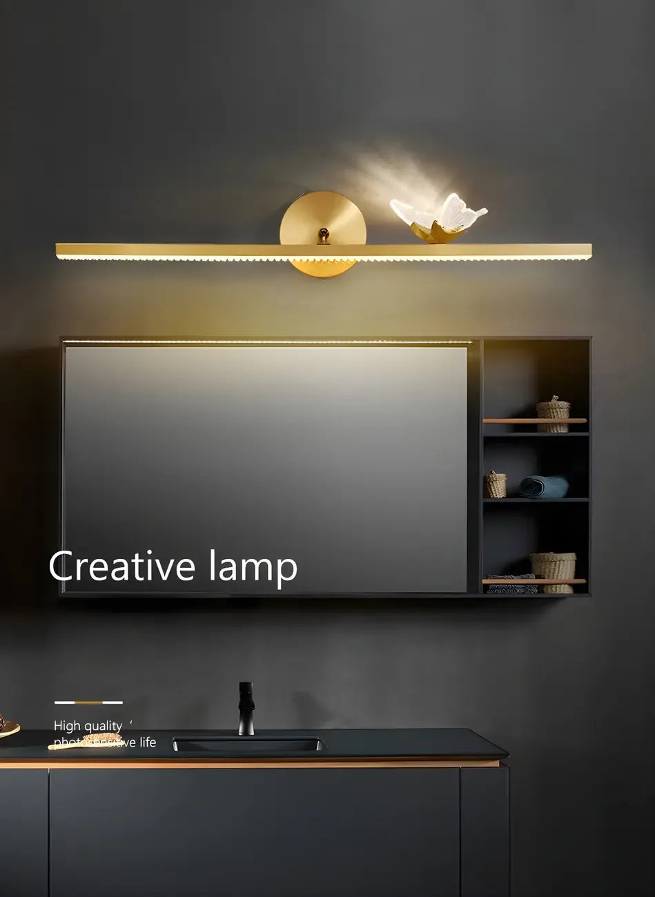 Applique murale LED linéaire élégante avec accent doré pour salle de bain