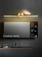 Applique murale LED linéaire élégante avec accent doré pour salle de bain