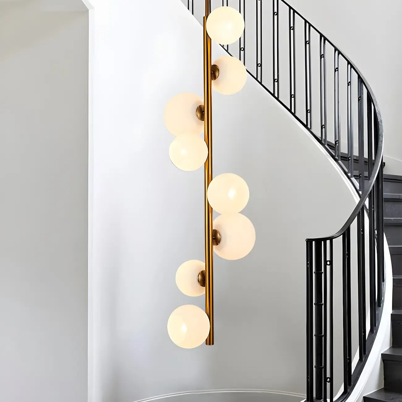 Lampadario verticale a 8 luci moderno in ottone con aste a discesa multidirezionali