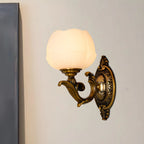 Applique murale vintage en laiton avec abat-jour en verre lotus.