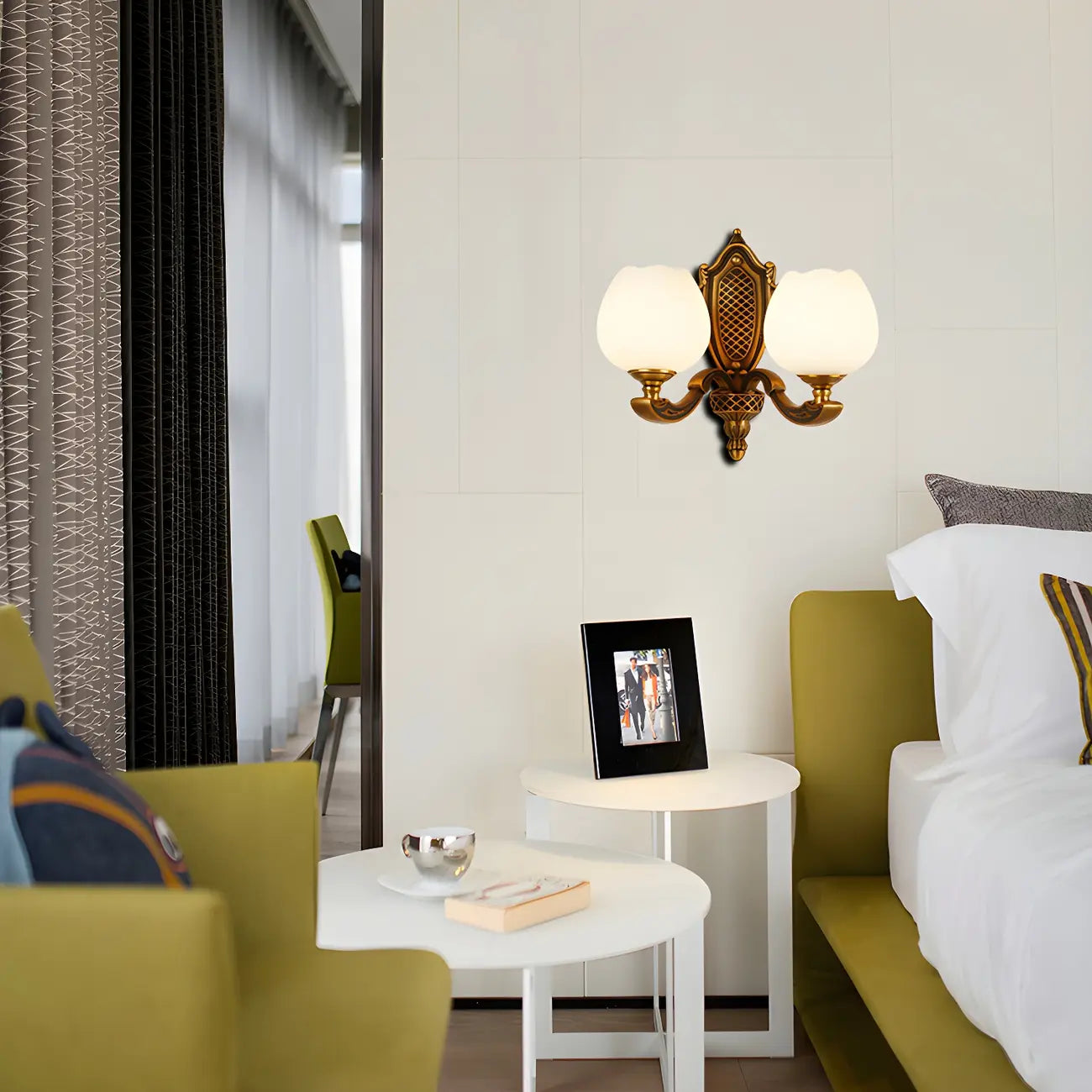 Applique murale coloniale en laiton de 13 pouces avec éclairage LED pour chambre à coucher