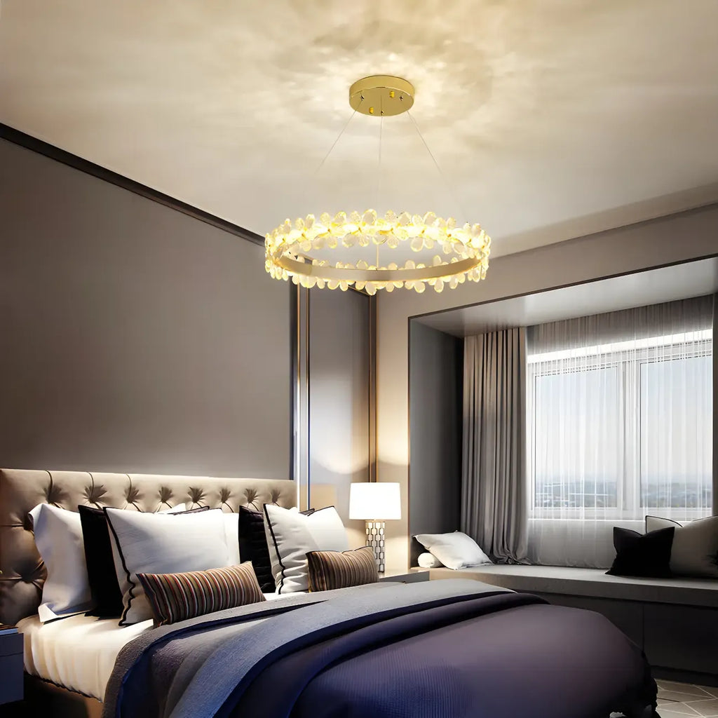 Lustre moderne doré à LED dimmable avec anneau en cristal et fleurs