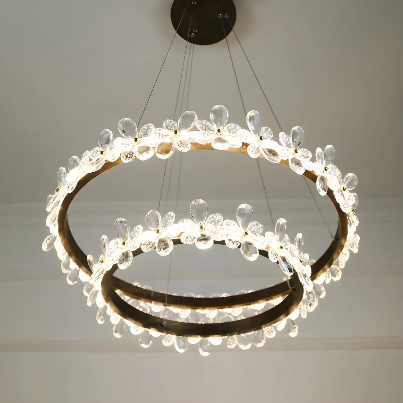 Lustre moderne doré à LED dimmable avec anneau en cristal et fleurs