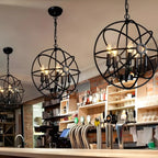 Lustre industriel en métal noir avec globe et cage, type candélabre