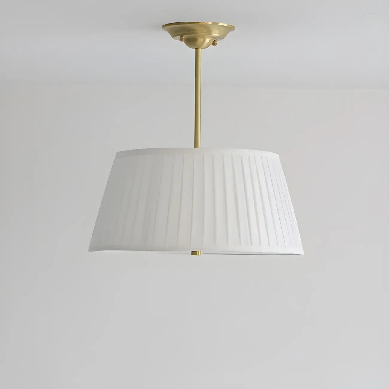Lustre minimaliste en métal plissé avec abat-jour
