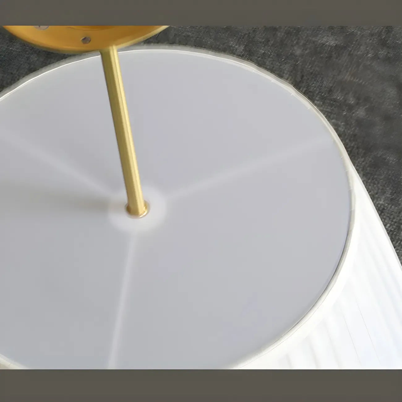 Lustre minimaliste en métal plissé avec abat-jour