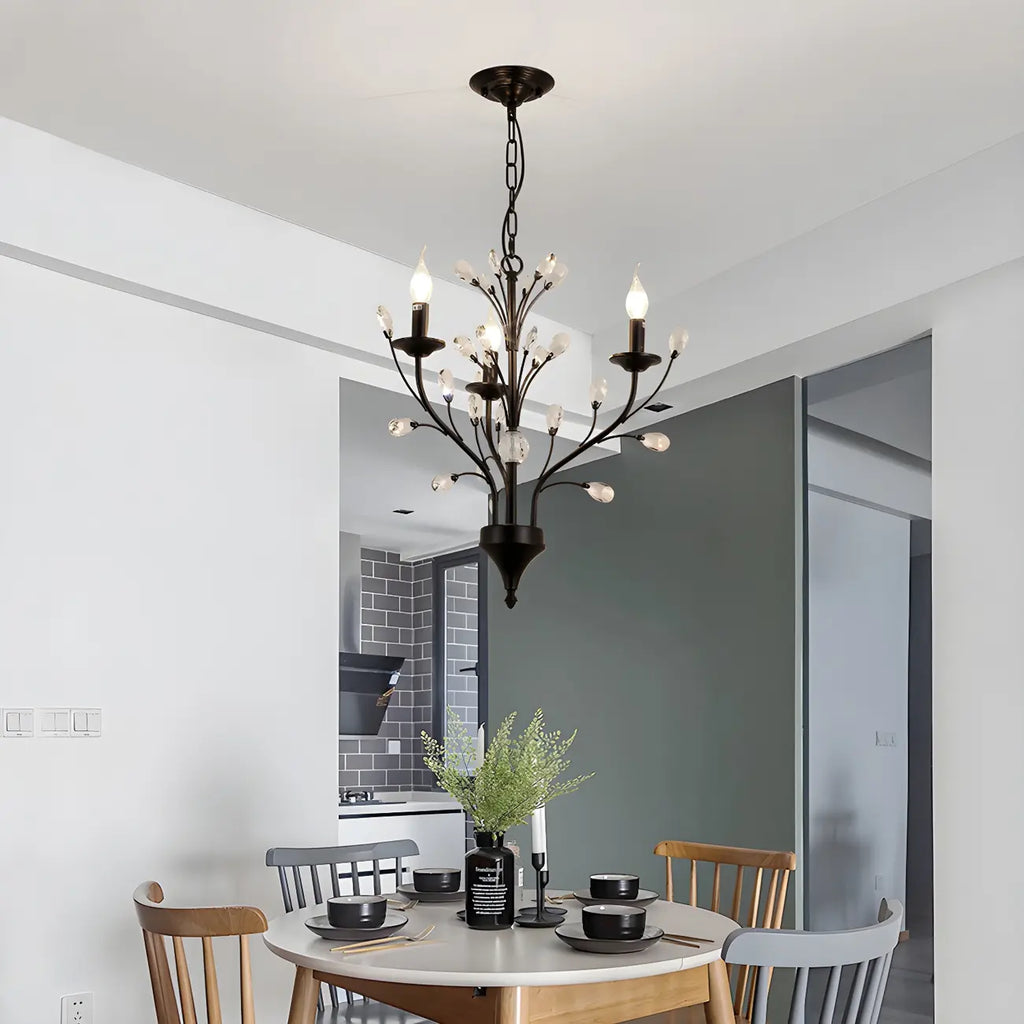 Lampadario a candelabro moderno ed elegante con rami neri e cristalli