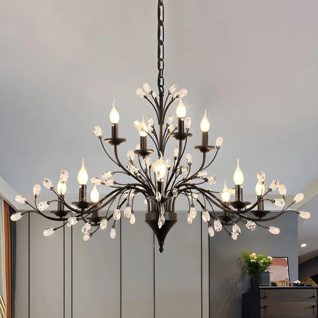 Lampadario a candelabro moderno ed elegante con rami neri e cristalli