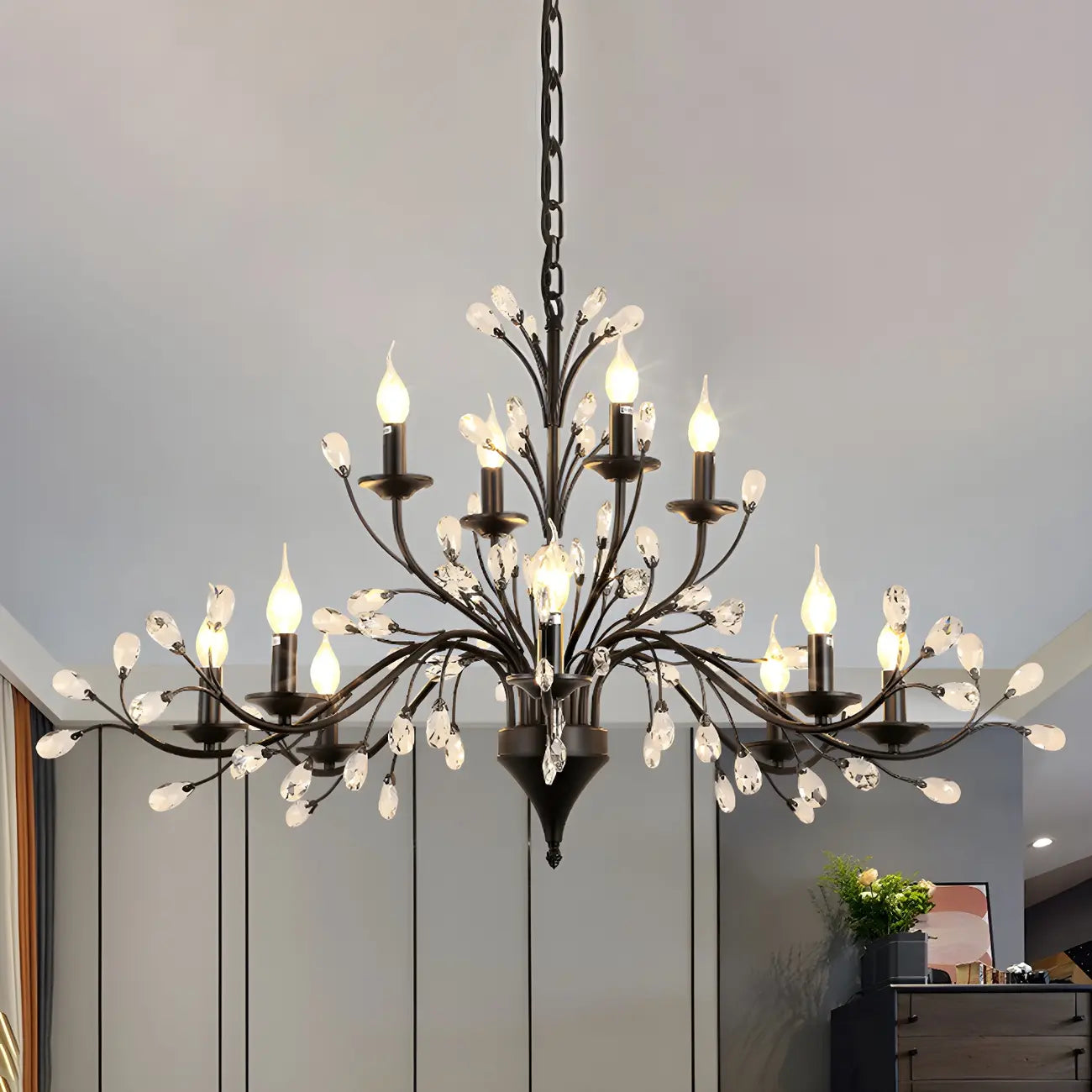 Lampadario a candelabro moderno ed elegante con rami neri e cristalli