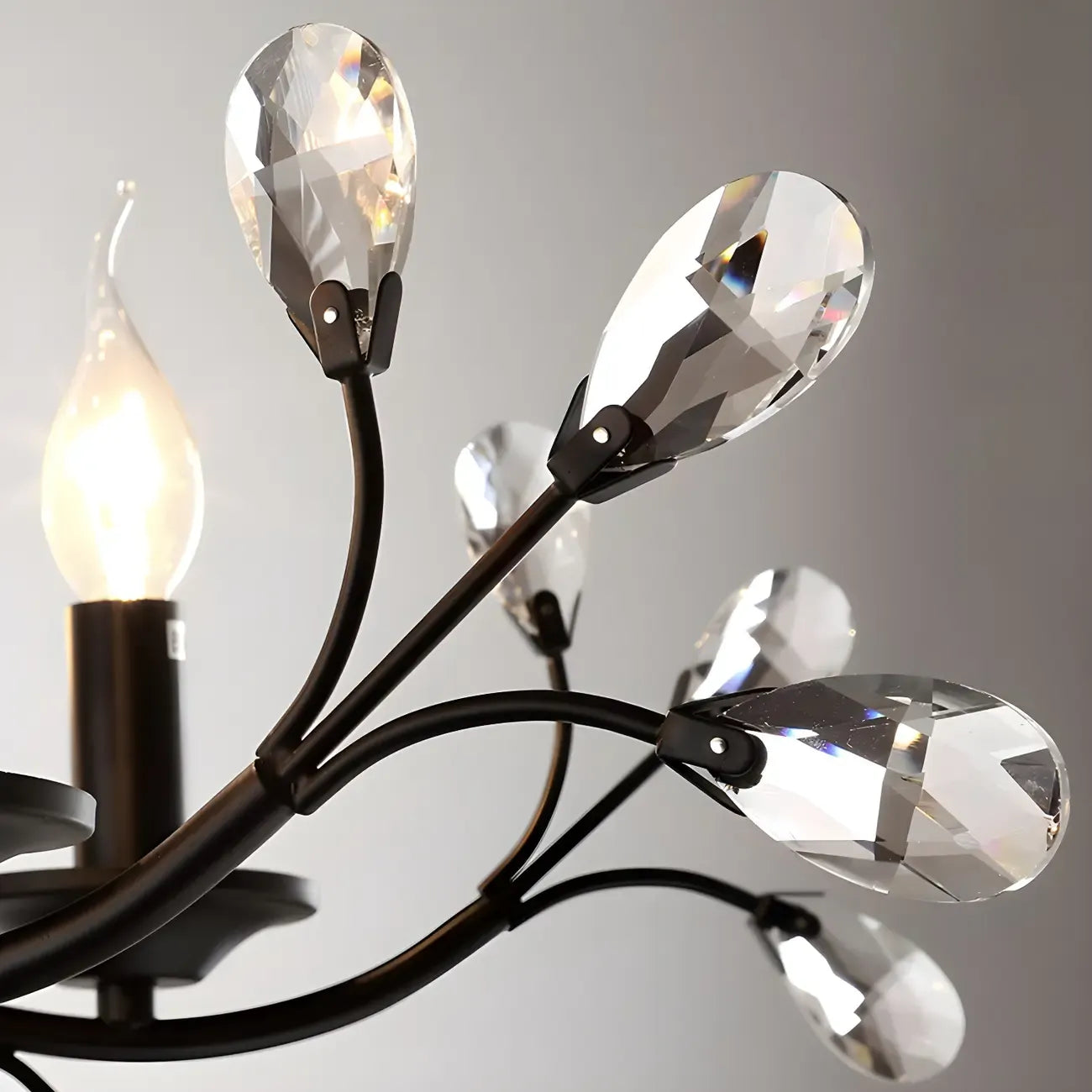 Lampadario a candelabro moderno ed elegante con rami neri e cristalli