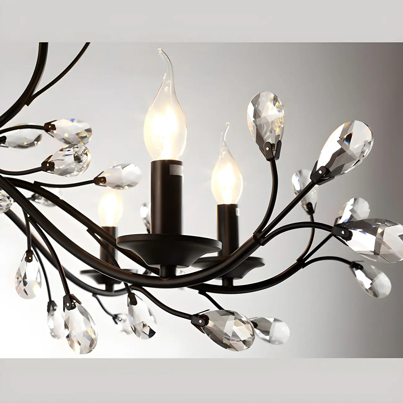Lampadario a candelabro moderno ed elegante con rami neri e cristalli
