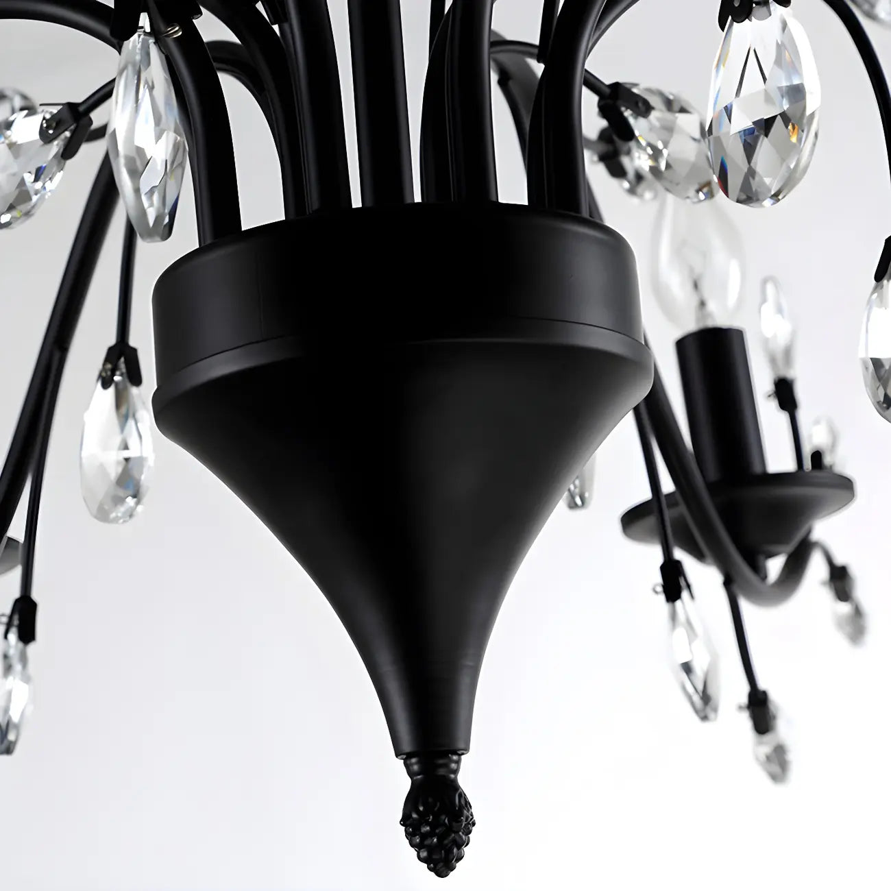 Lampadario a candelabro moderno ed elegante con rami neri e cristalli