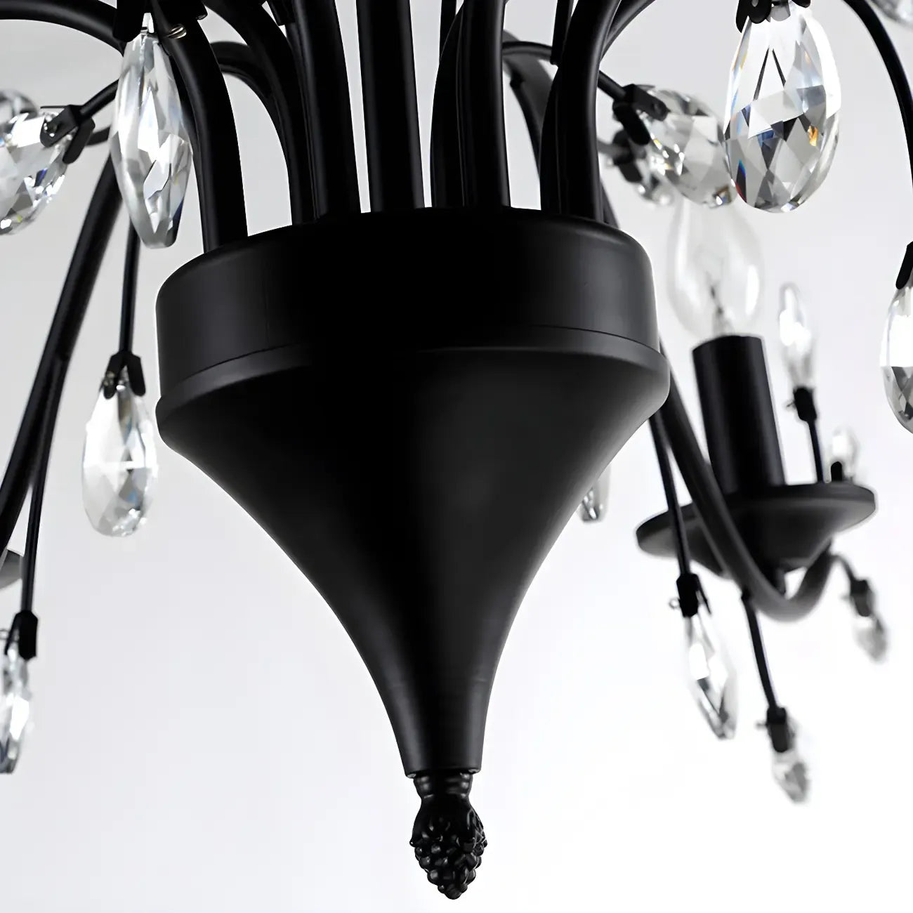 Lampadario a candelabro moderno ed elegante con rami neri e cristalli
