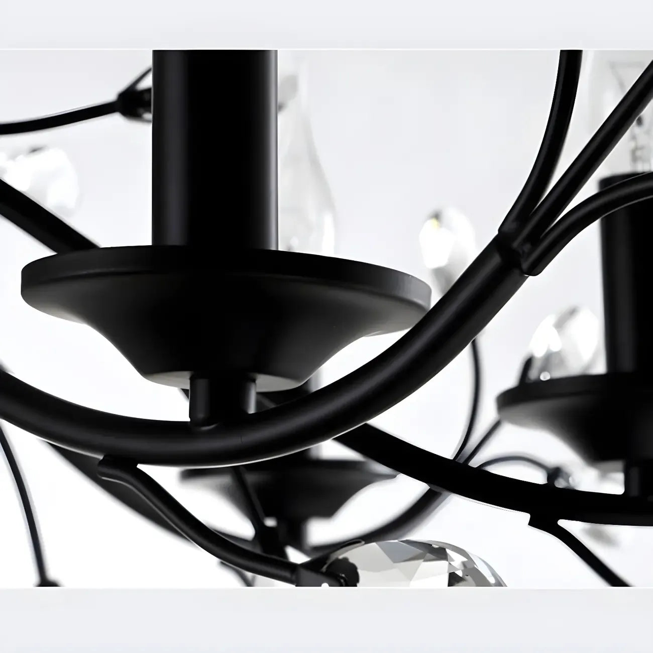 Lampadario a candelabro moderno ed elegante con rami neri e cristalli