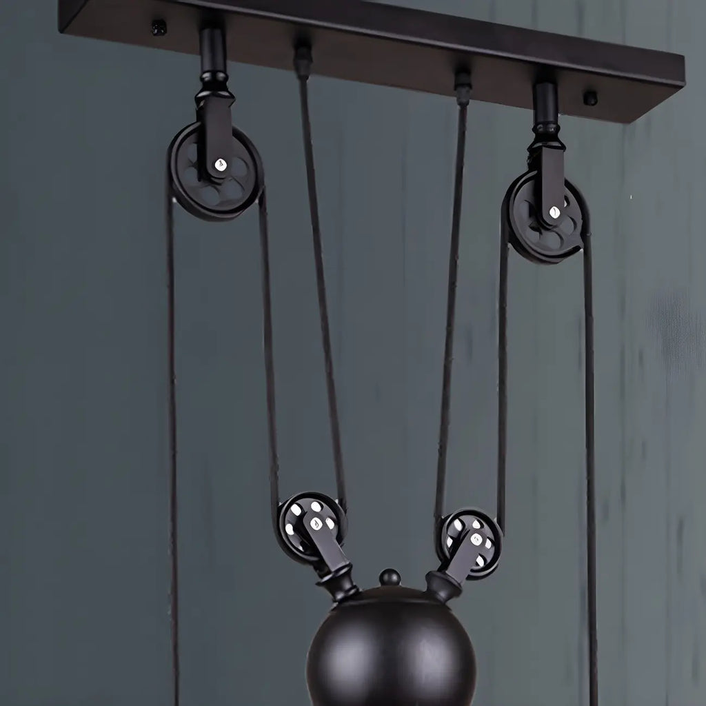 Suspension industrielle en métal noir avec poulie pour cuisine